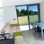 Colorful With Pool דירה *