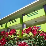 Colorful With Pool Apartmán *