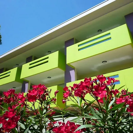 Colorful With Pool 아파트 *