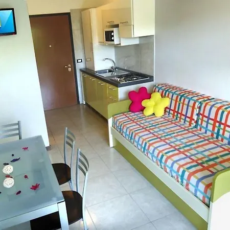 Colorful With Pool Appartement
